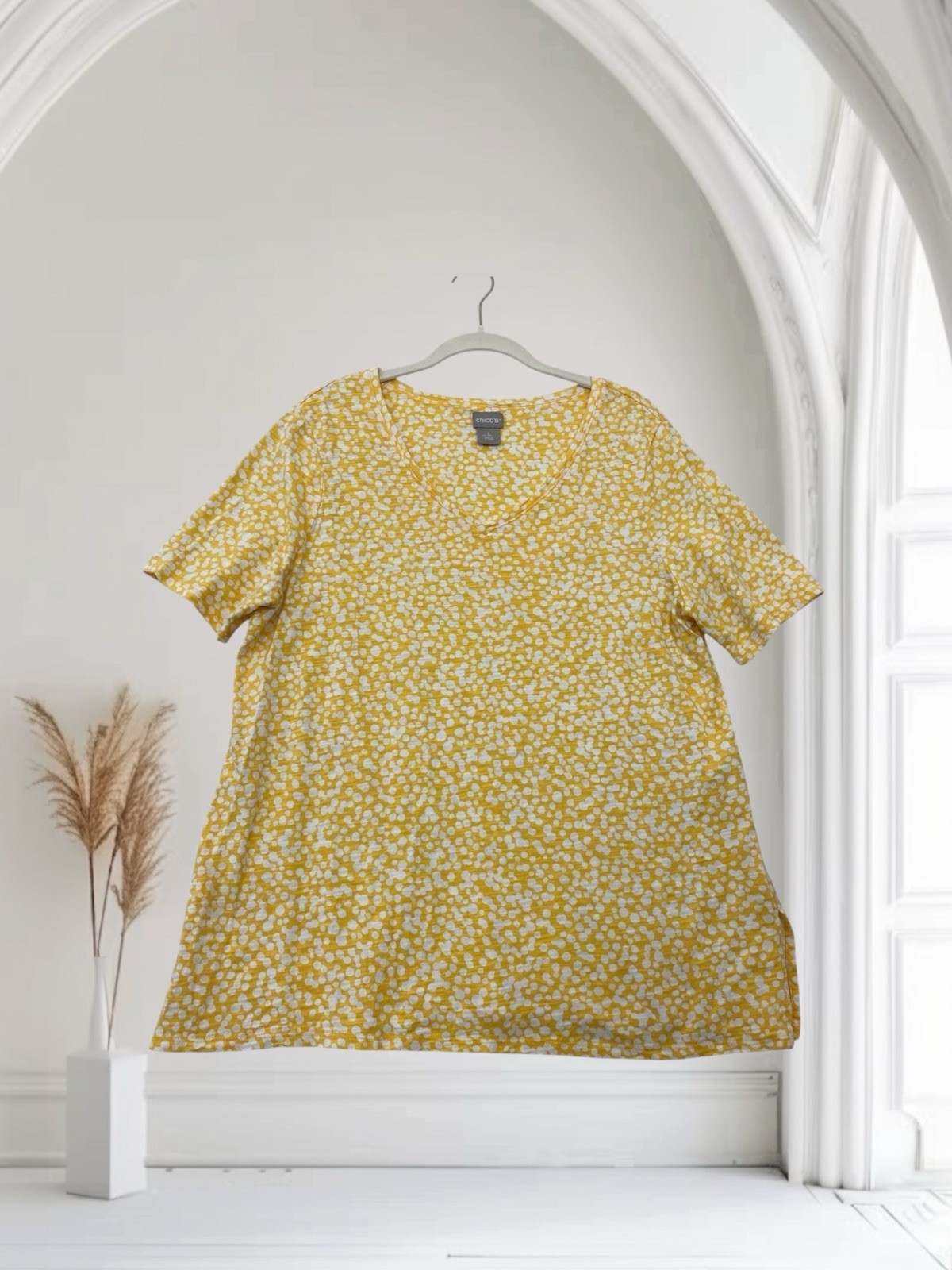 Chico’s Womens Yellow Print V Neck Top Tee Size 2 Large Soft Knit Casual Chic