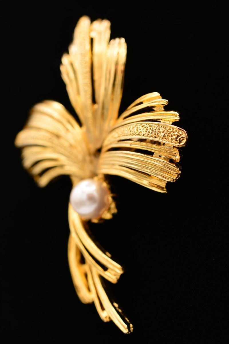 Vintage Flower Leaf Pin Brooch Bright Gold Pearl Textured Vintage Flower Leaf Pin Brooch Bright Gold Pearl Textured
