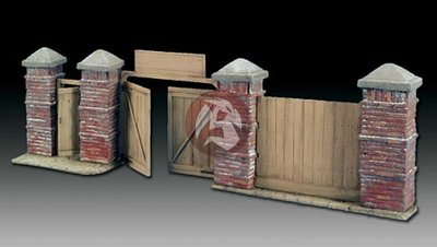 Royal Model 1/35 East European Wall Section with Doors (Russian City) 568