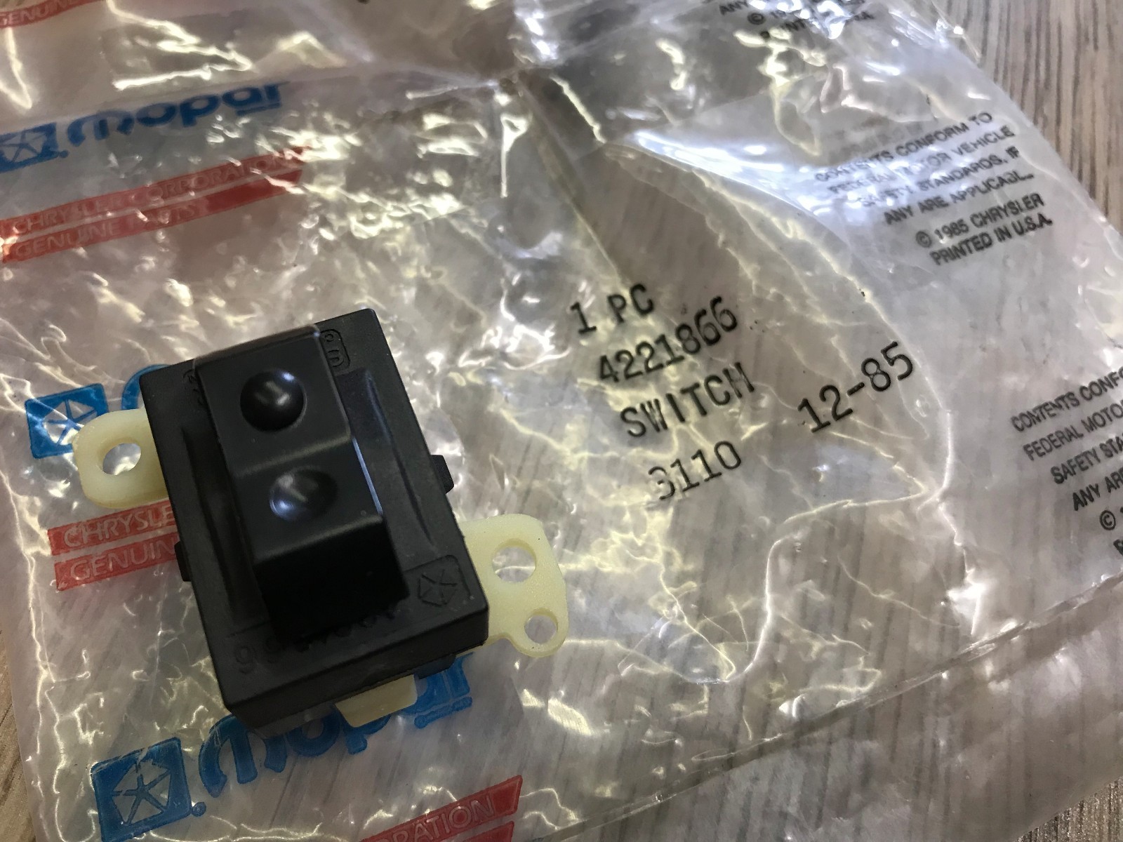 1986 DODGE PLYMOUTH CHRYSLER NOS MOPAR POWER DOOR LOCK SWITCH 4221866