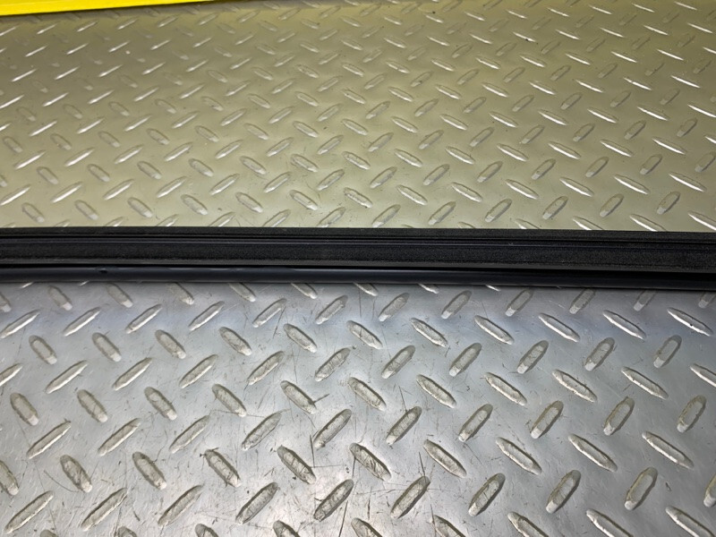 08 09 10 Bentley Continental Front Right Door Window Seal Rubber OEM 3W8837514C