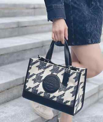 COACH デンプシートート30 NWT Coach Dempsey 30 Carryall Tote In Signature Jacquard CJ622