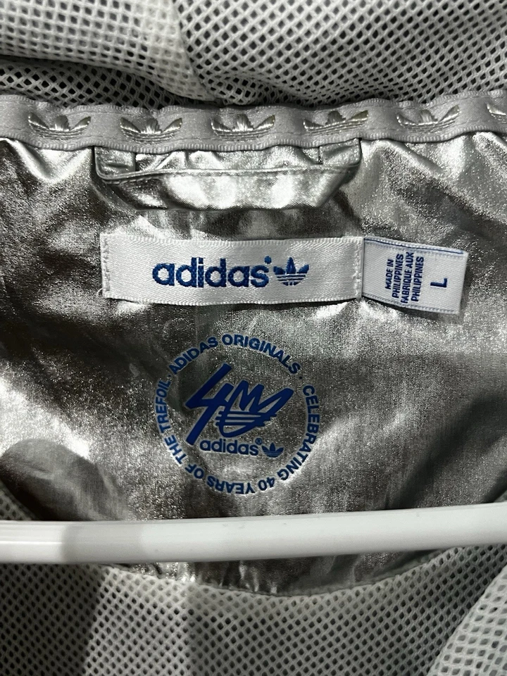 ⭐ Adidas Chaqueta Cortavientos Plateada Metálica 40 Aniversario Talla L Rara Foto 3 de 4