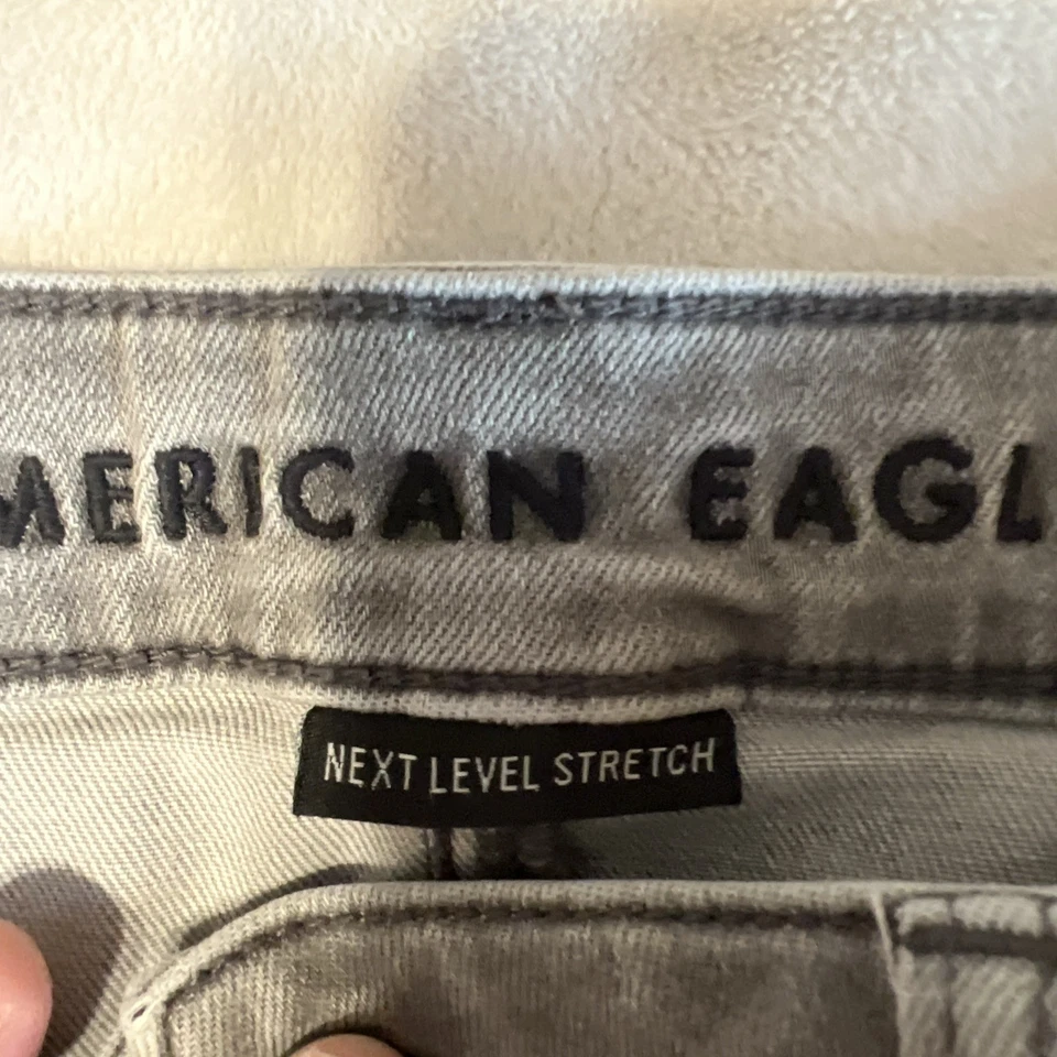 Pantalones de mezclilla elásticos American Eagle Next Level talla 8 desgastados Foto 3 de 4