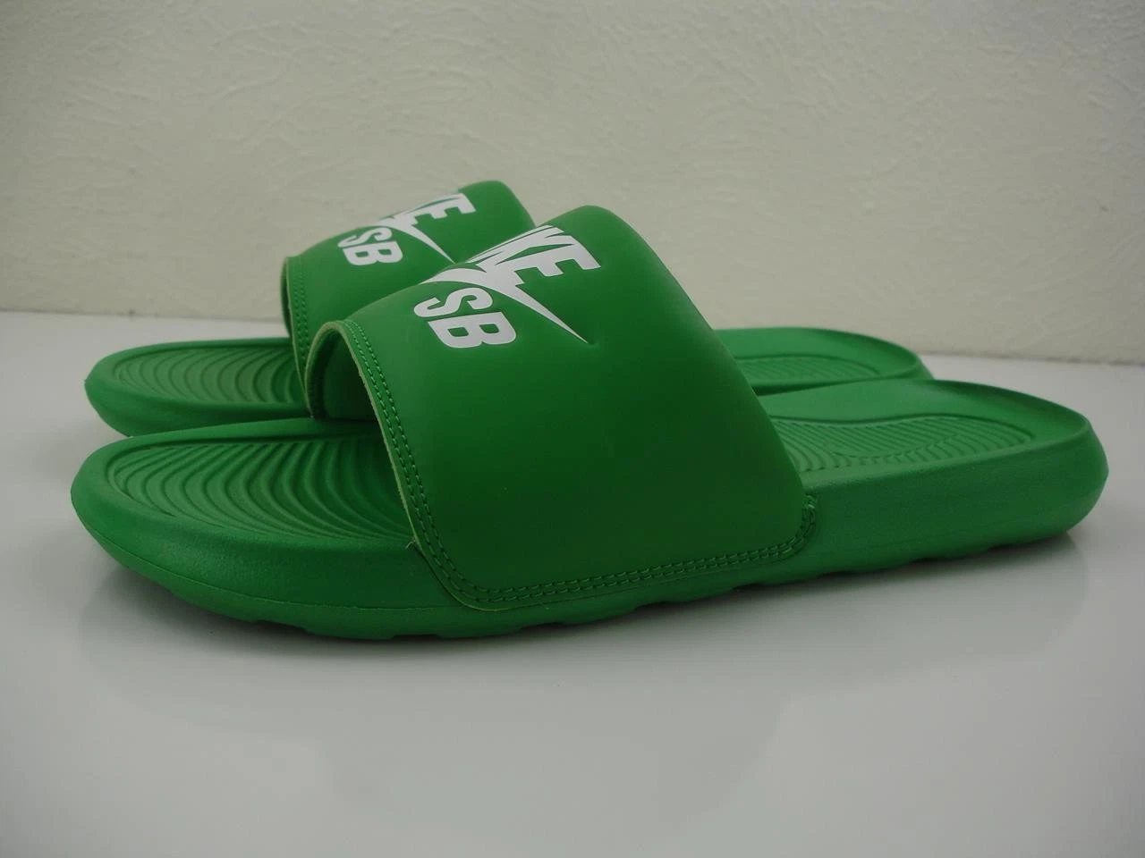 Ciabatte sandali sportivi uomo 10 M Nike Victori One Slide verde fortunato DR2018 300