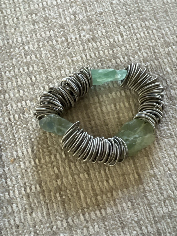 Anillo de primavera Lorraine Sayer lirio de mar con collar y pulsera de fluorita cruda Foto 3 de 4