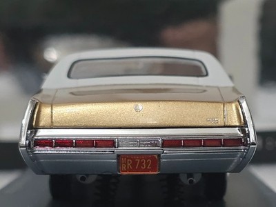 Chrysler Imperial LeBaron Sedan 4-Door 1971 Gold 1:43 Neo NEO44732