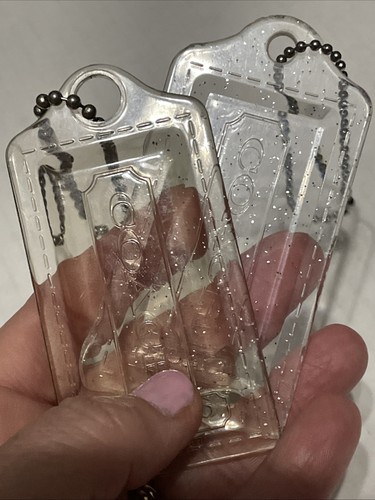 Juego de 2 LLAVEROS GRANDES GRIS HUMO COACH AMAPOLA Y PLATA TRANSPARENTE BRILLANTE ETIQUETA COLGANTE - Imagen 10 de 10