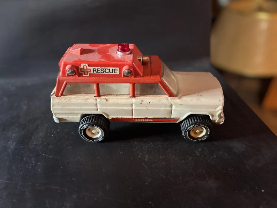 Mini Tonka 1975 Jeep Wagoneer 4x4 Ambulance - Image 3 of 4