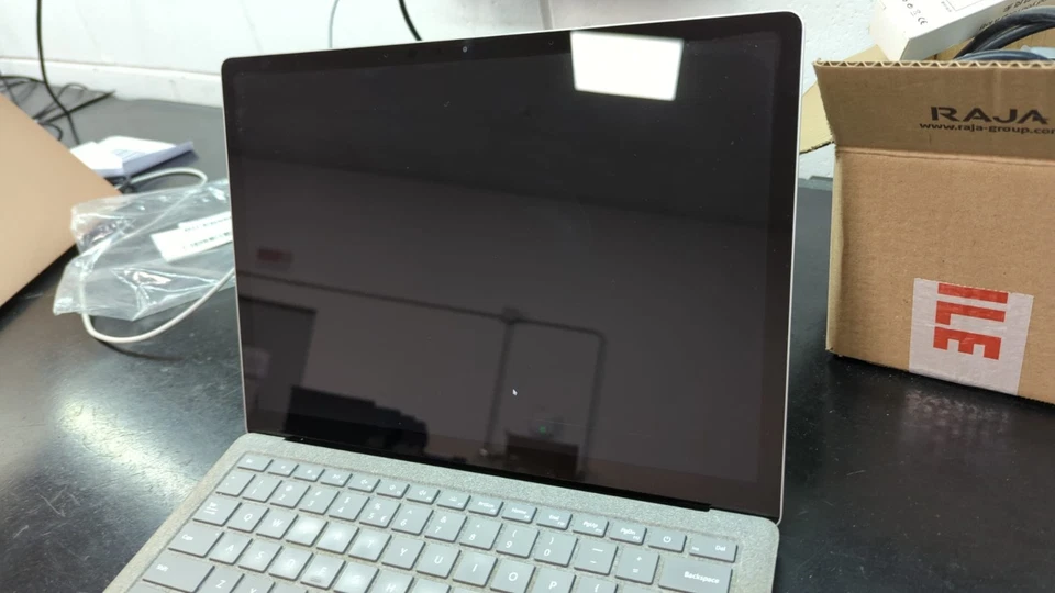 Microsoft Surface Laptop 2 I7-8650U 8GB 256 13.5" W10 Platino *LEGGI BENE* - Immagine 3 di 4