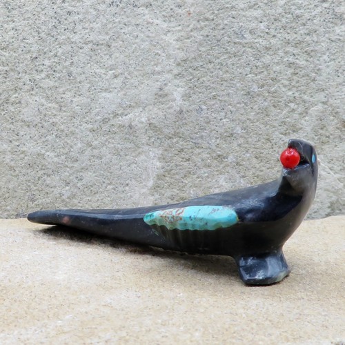 Zuni Fetish-Native American Carving-Marble  MAGPIE with BERRY-Calvert Bowannie - Picture 4 of 7