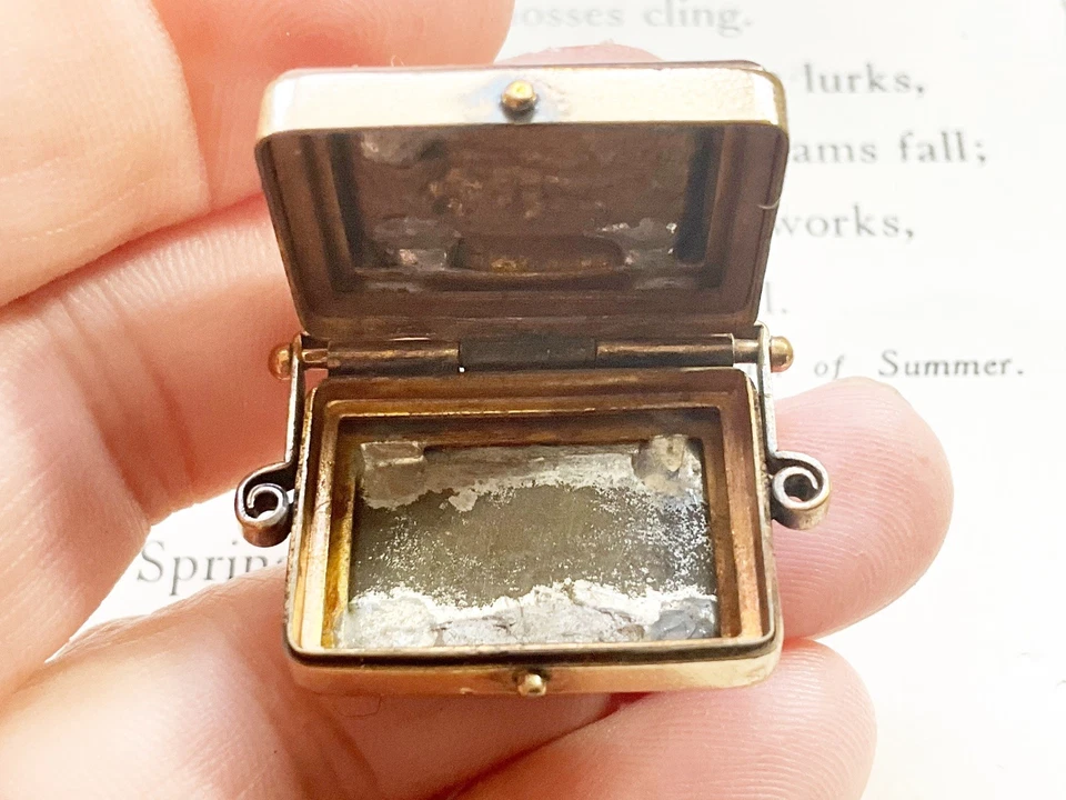 Antiguo reloj medallón lleno de oro llavero colgante con locomotora de tren multicolor Foto 3 de 4