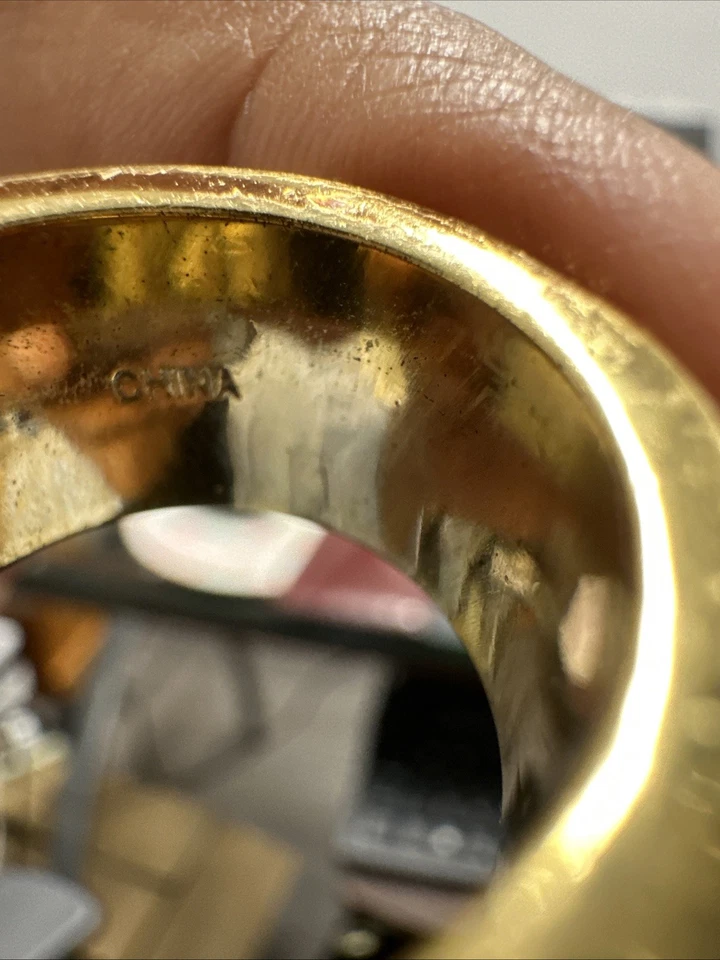 Anillo ancho dorado esmalte negro firma C vintage COACH MIRANDA talla 6 Foto 4 de 4