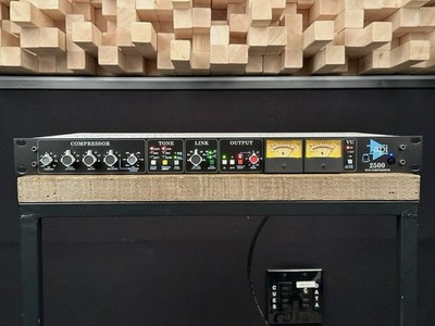 API 2500 Stereo Bus Compressor. API2500. Great condition.