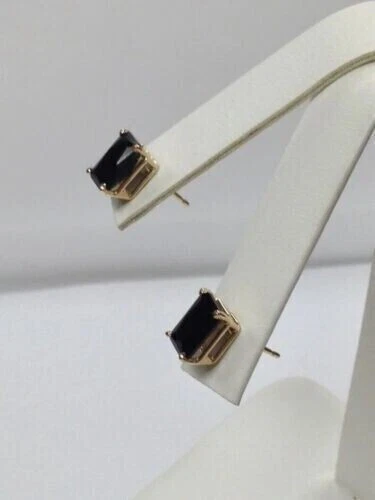 Aretes de ónix negro con corte esmeralda de 2 quilates creados en laboratorio en oro amarillo de 14 quilates más de 925 Foto 4 de 4