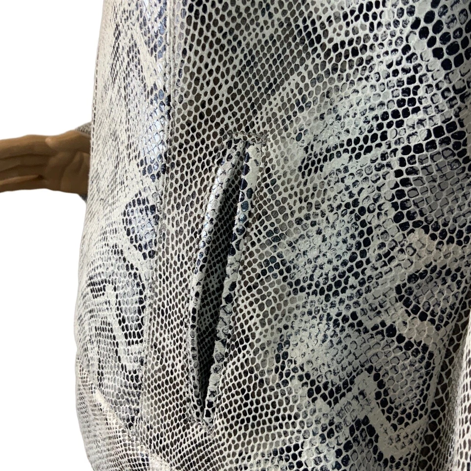 Chaqueta Motocore manga larga cuello alto estampado piel serpiente gris Ruby Rd 10 Preppy Foto 4 de 4