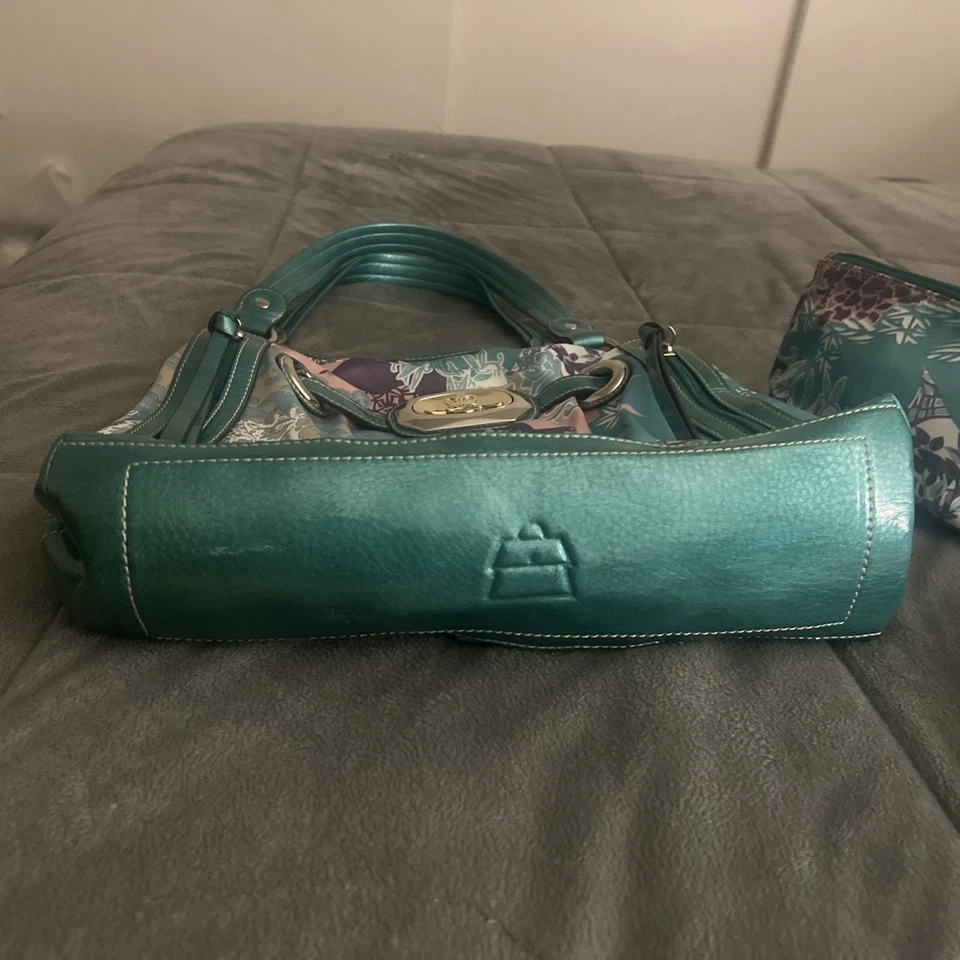 Bolso de hombro Kathy Van Zeeland con bolsa a juego - Borde floral verde azulado multicolor. Foto 3 de 4