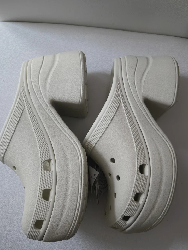 TAMANCO SIRENE CROCS Bege NOVO COM ETIQUETAS!  MSRP $74.99 TENDÊNCIA! M10 W12 - Imagem 4 de 4