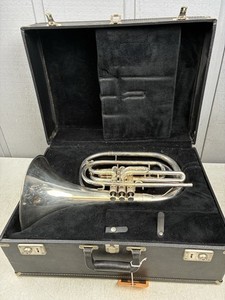 KING 1122 SILVER MARCHING FRENCH HORN IN GOOD PLAYING CONDITION 619634