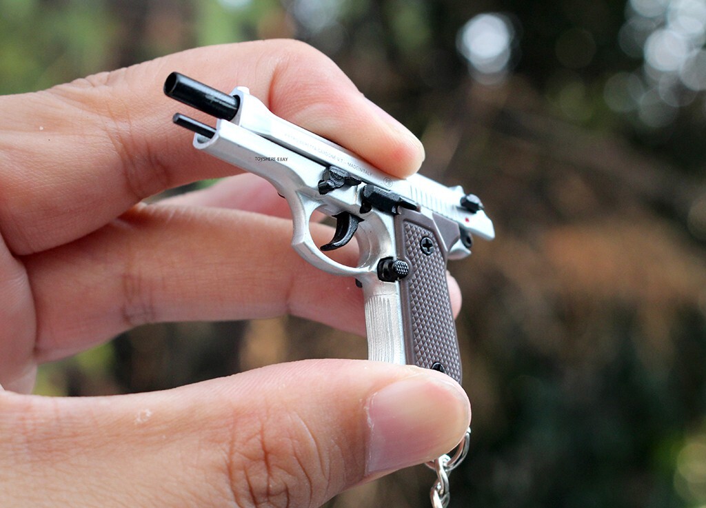 1:4 toy Detachable Beretta 92F Pistol Shape Keychain Mini Gun