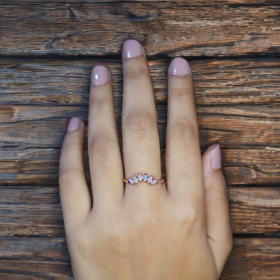 Alianza de boda de ópalo curvado de oro rosa corte marquesa para mujer alianza apilable para regalo Foto 3 de 4