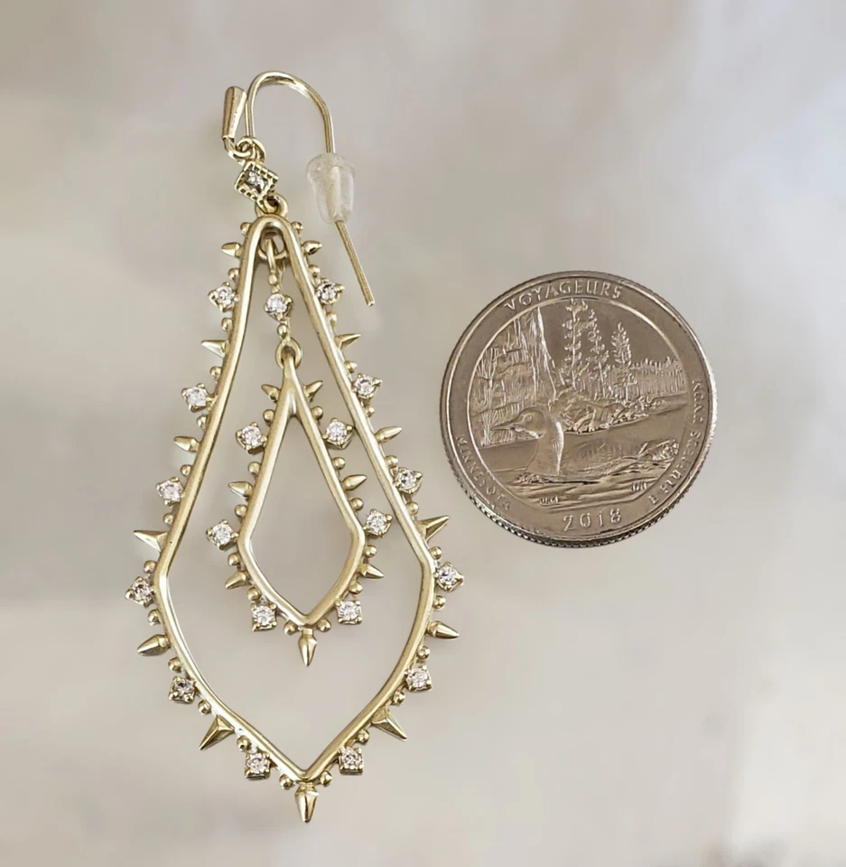 Pendientes colgantes Kendra Scott Alice enchapados en oro de 14 quilates de latón con tachuelas circonita cúbica Foto 4 de 4