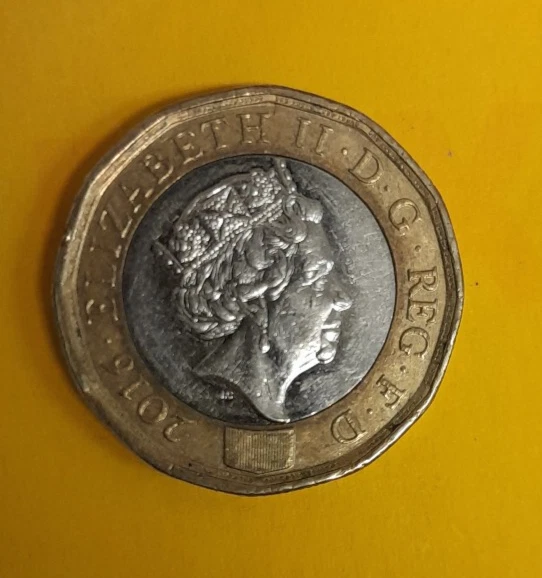 1 Britisches Pfund Münze 2016 mit Queen Elisabeth & Blumen sehr schön erhalten - Bild 1 von 2
