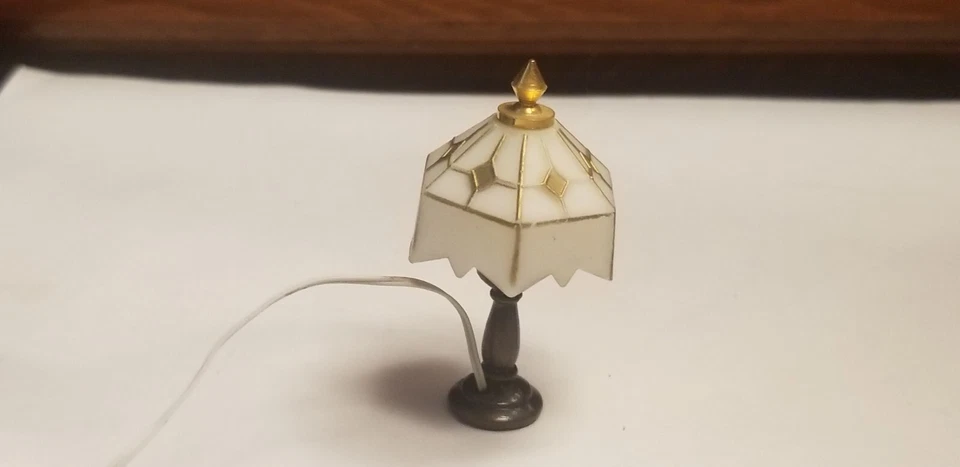 Lámpara de mesa con pantalla hexagonal miniatura para casa de muñecas Heidi Ott YL1018 Foto 2 de 3