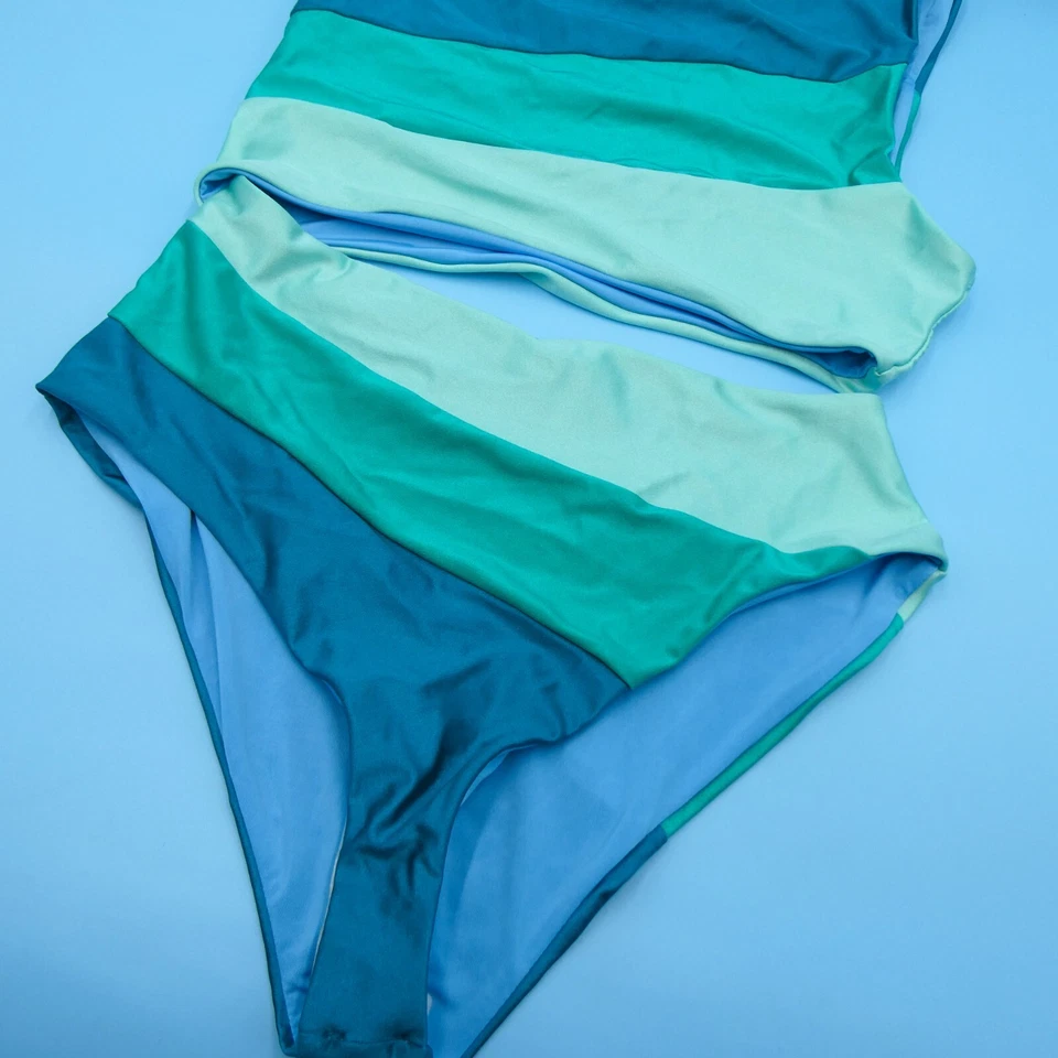 Traje de baño de una pieza Beach Riot azul medio a rayas con recorte de un solo hombro Foto 3 de 4
