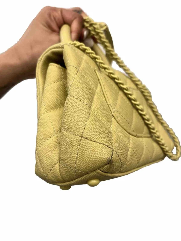 Bolso con asa de coco CHANEL amarillo caviar pequeño/mini 9,25 pulgadas herrajes amarillos Foto 2 de 3