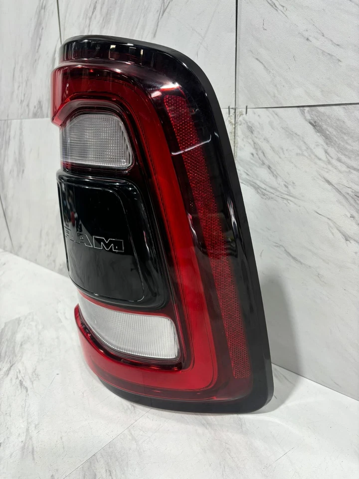 Dodge Ram 2500 3500 2019-2024 luz trasera OEM lado derecho con punto ciego LED negro Foto 4 de 4