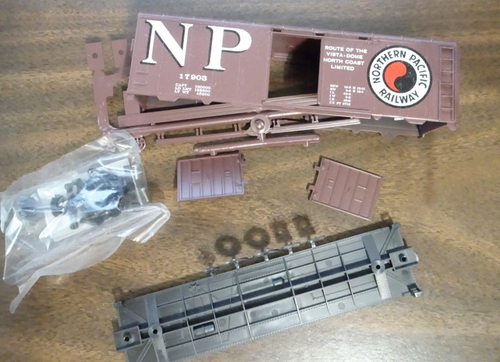 ROUNDHOUSE HO 40' Roundtop Box Car #17903 Northern Pacific Kit 1087 - Afbeelding 2 van 4