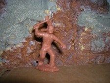 MARX 1950 INDIAN TOMAHAWK RUNNING 45MM TOY SOLDIER TAN PLAYSET