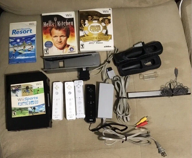 Nintendo Wii Game Black RVL-001. 4 Wii Motes 3 Games Tested ￼