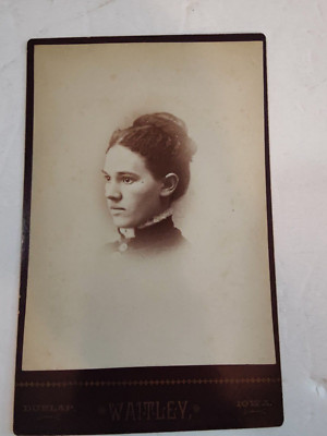 Vintage Kabinettkarte. Porträt Einer Frau Von Waitley In Dunlap, Iowa
