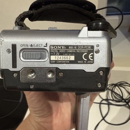 Sony DCR-PC9E Camcorder with Battery and charger - Mini DV - Picture 4 of 12