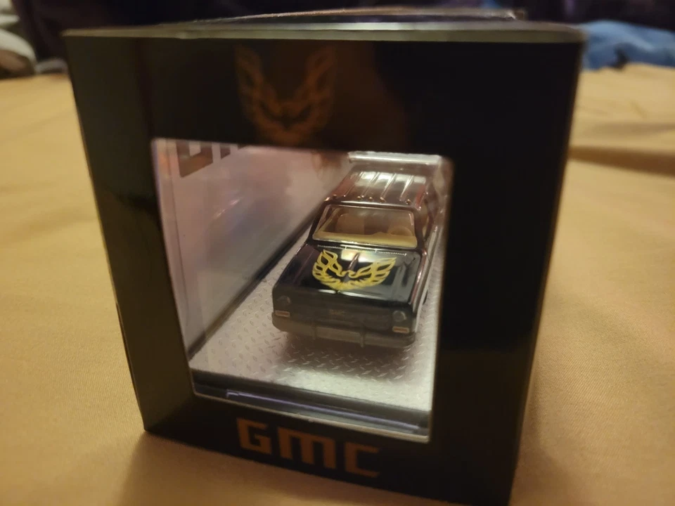 Camiones M2 Machines 1976 GMC Sierra 3500 y 1976 GMC Sierra Grande 15 Custom R81 Foto 4 de 4