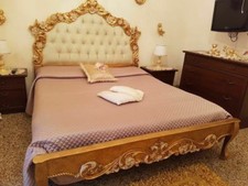 LETTO MATRIMONIALE IN LEGNO BAROCCO FOGLIA ORO CON ECOPELLE E CRISTALLI STRASS