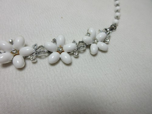 VINTAGE LISNER NECKLACE WHITE FLOWER & RHINESTONES - Picture 5 of 11