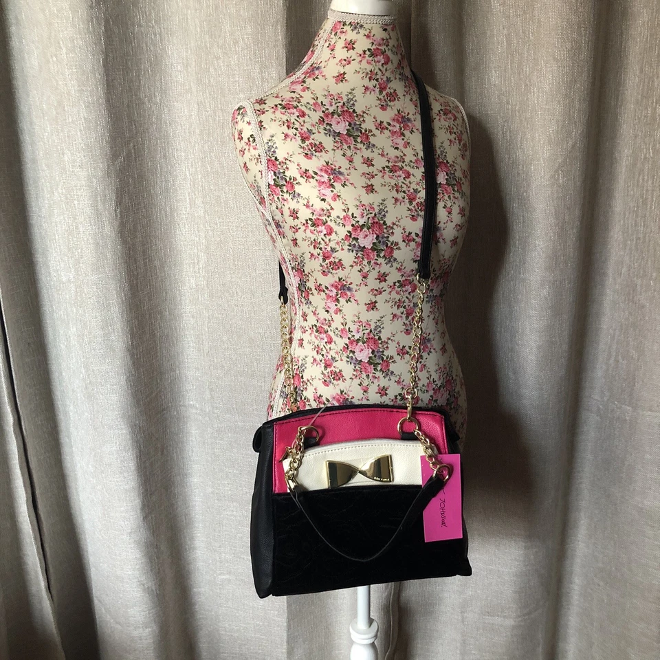 Сумка через плечо Betsey Johnson черная фуксия бархатный принт цветы цепочка - Изображение 2 из 4