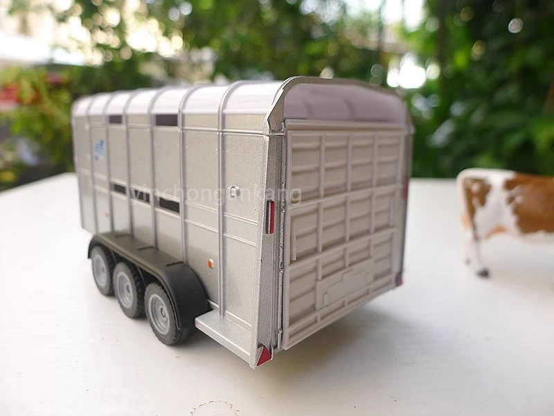 SIKU 1:32 IFOR WILLIAMS LIVE STOCK TRAILER & 2 COWS Dicast Model / Toy NO.2890 - Image 3 of 4