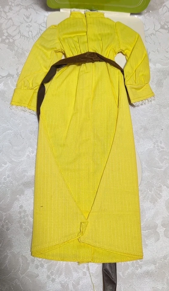 De Colección Crissy Moda Muñeca Conjunto VESTIDO AMARILLO Ideal Estampado en Hong Kong Foto 3 de 4