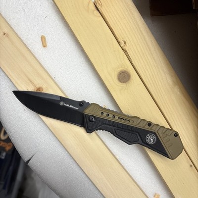 Smith & Wesson Assisted Folding Knife 3.5'' Black Plain Blade Blk/FDE 1084302