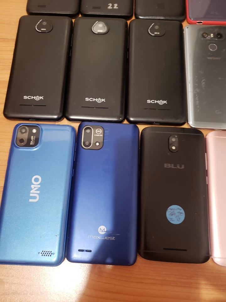 Lote de 20 Marca Mixta Blu Studio XL 2 S0270UU y XGODY Y20 y otros Para piezas Foto 2 de 4