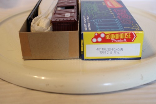Roundhouse escala HO, coche de caja de 40', Chicago y noroeste, marrón #80130 - 1028 BN | Condition: New