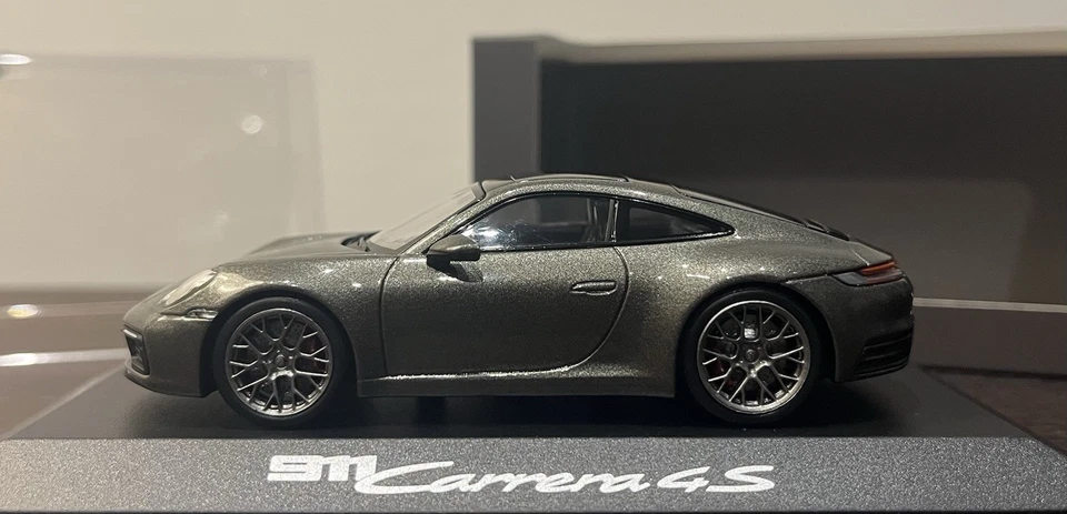 Porsche 911 Carrera 4S 992 Minichamps 1 43 Aventurine Green Metallic - Immagine 3 di 4