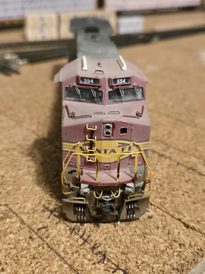 Atlas HO SCALE BNSF DASH 8-40BW #554 Ex ATSF, DCC Equipped, Custom Weathered - Image 3 of 4