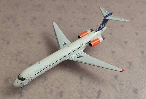 NG Models MD-87 SAS Scandinavian Airlines SE-DIC in 1:400 - Picture 3 of 6