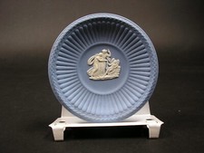 WEDGWOOD JASPERWARE*KLEINER TELLER MIT STÄNDER*MINI*ANTIKE SZENE*KERAMIK*VINTAGE