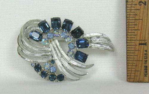 VTG 1950s SIGNED CORO BLUE GEM CUT CRYSTAL ON METAL FRAME BROOCH 2 1/2" LONG - Picture 6 of 12